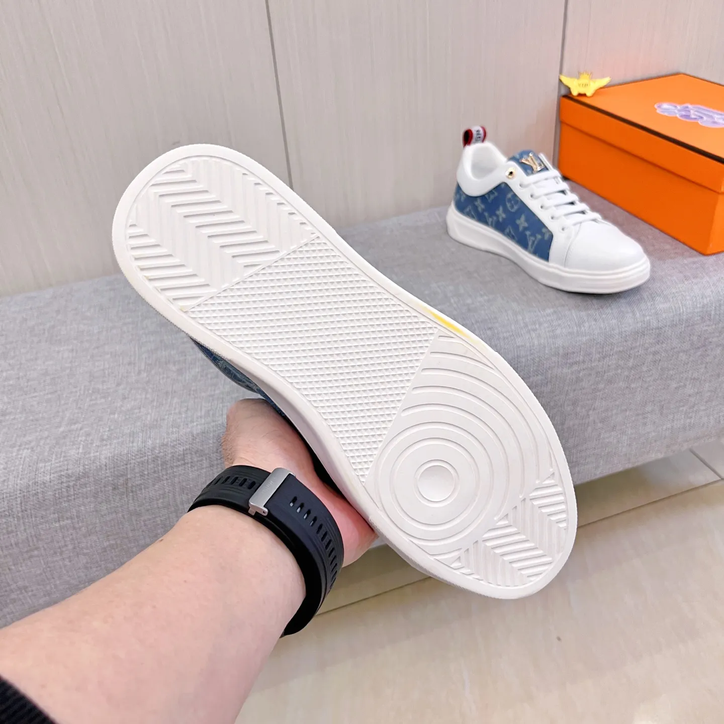 🚘🚘Factory batch 400💰[LV]🔥Louis Vuitton, high-end men's shoes brand, official website 1:1 latest masterpiece: the upper is made of first-layer cowhide imported from Italy with a comfortable and breathable lining➕original non-slip and wear-resistant outsole🔥, making walking more convenient and comfortable! An exclusive new model, a stunning work, a beautiful 1:1 replica [color] compared to the official quality! Create a fashionable personality to set off your uniqueness! A must-have for trendy men! Classic🔥Size: 38-44 Color: 🔥Multiple colors available🔥